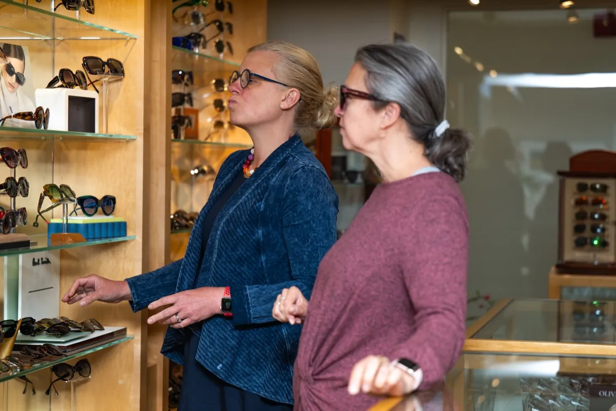 Anna-marie Voorthuis with customer