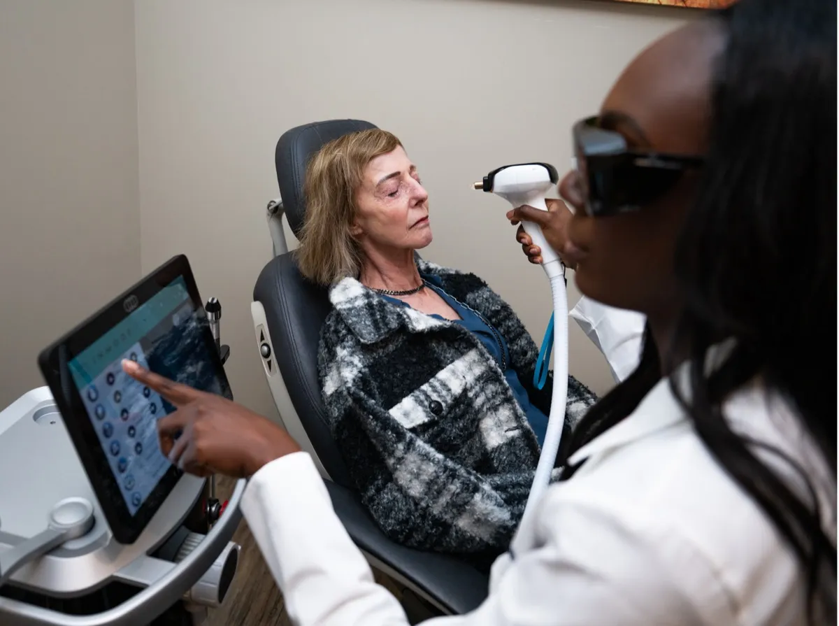 A Voorthuis optometrist evaluating a patient's tear film during a dry eye examination.
