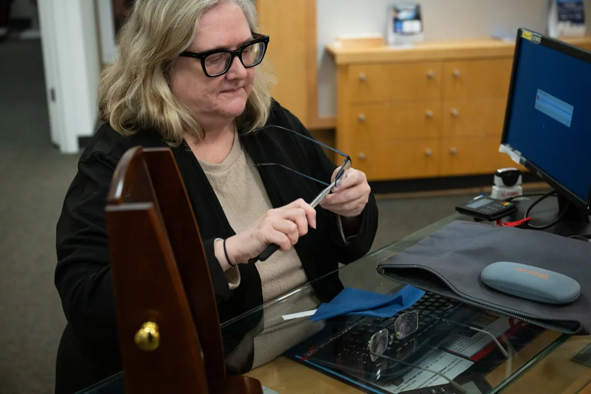 A Voorthuis optician adjusting a pair of glasses at the repair bench