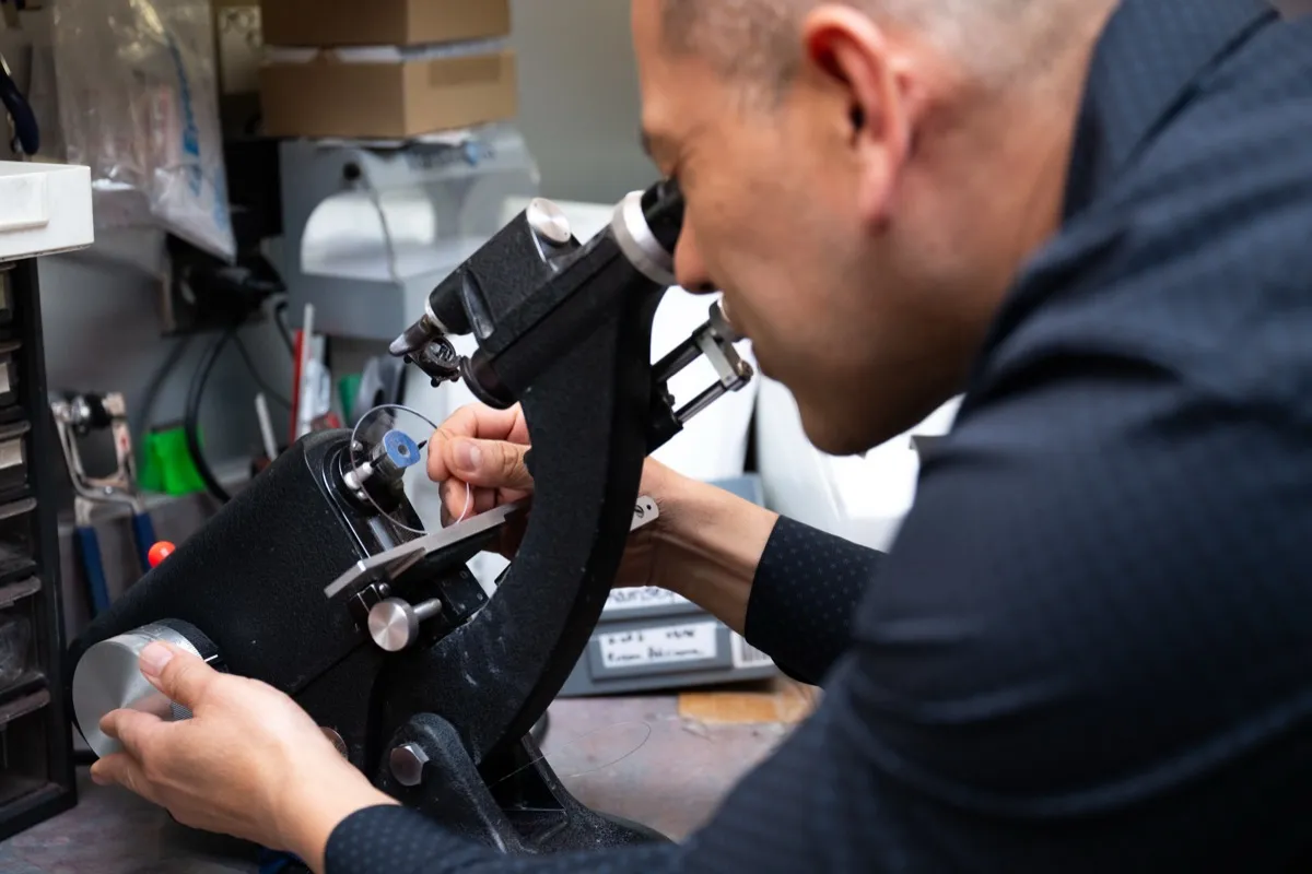 Cutting a lens on the edger in the Voorthuis in-house lab